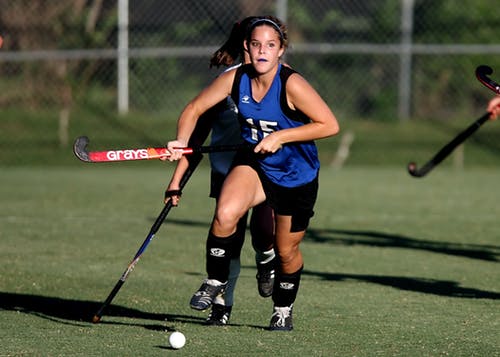 Hockey - jugadora en busca de la bocha