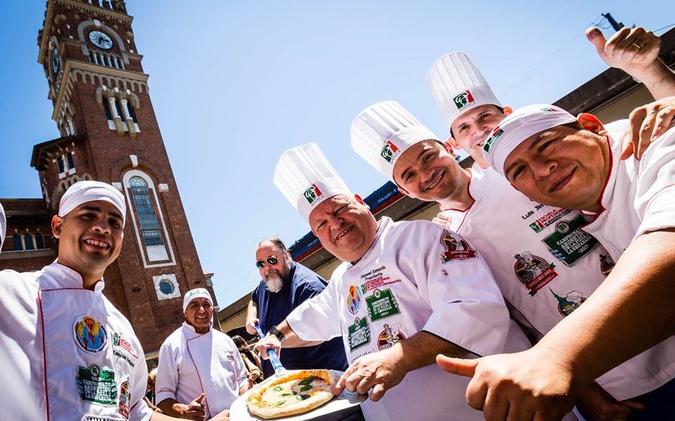 cocina italiana - equipo de pizzeros