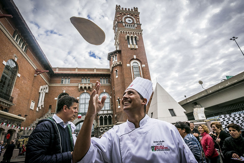 cocina italiana - cocinero en accion