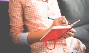 Curso Intensivo Persona Escribiendo