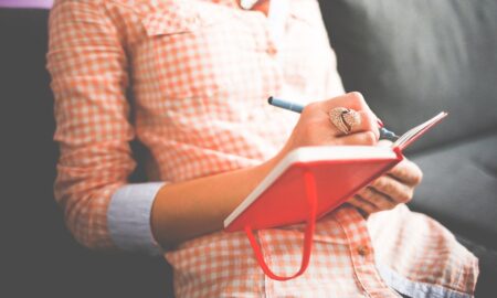 Curso Intensivo Persona Escribiendo