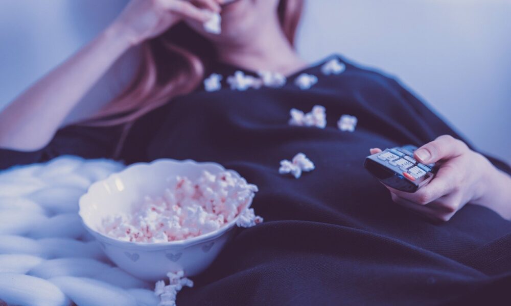 Series Y Peliculas Italianas Persona Comiendo Palomitas