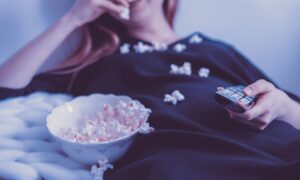 Series Y Peliculas Italianas Persona Comiendo Palomitas