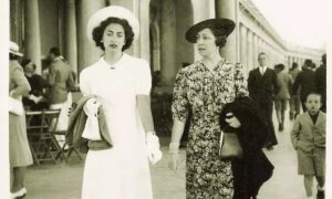 Damas Paseando Fotos De Familia