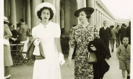 Damas Paseando Fotos De Familia