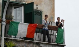 Balcones Con Vecinos Cantando