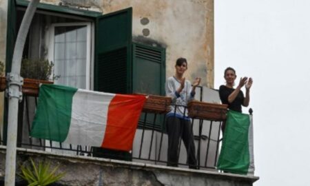 Balcones Con Vecinos Cantando