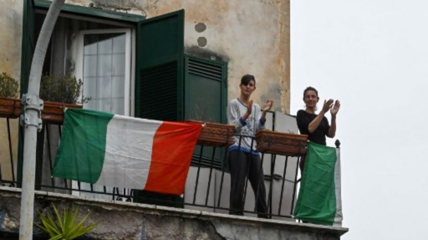 Balcones Con Vecinos Cantando