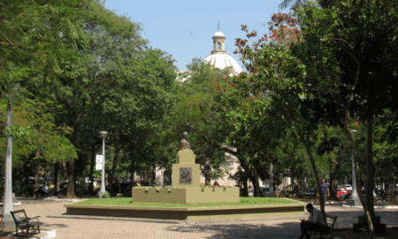 El Pantéon Y La Plaza De Los Héroes En El Fondo De La Plaza De La Democracia