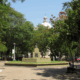 El Pantéon Y La Plaza De Los Héroes En El Fondo De La Plaza De La Democracia