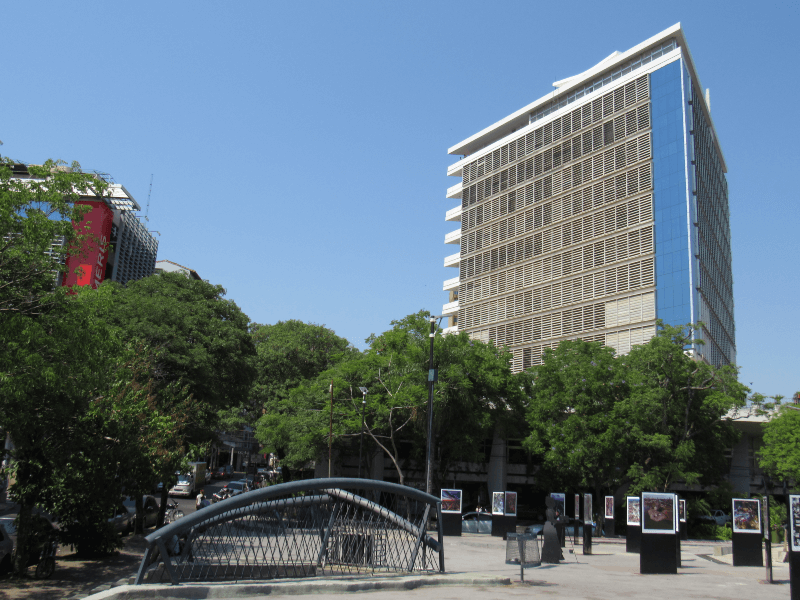 Hotel Guaraní Desde La Plaza De La Democracia Reducida