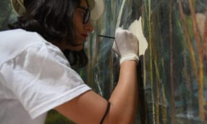 Valentina Realizando La Restauración