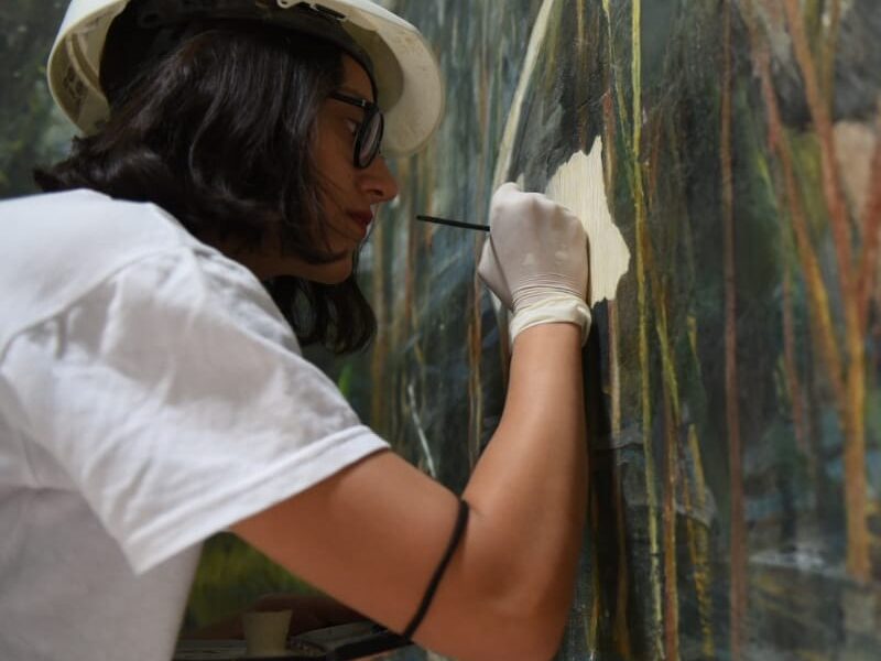Valentina Realizando La Restauración