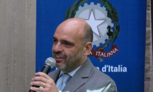 Embajador Annis En Asociación Lucani Discurso