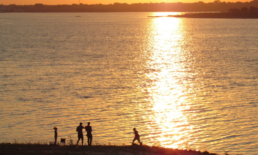 Esparcimiento En La Costanera De Asuncion
