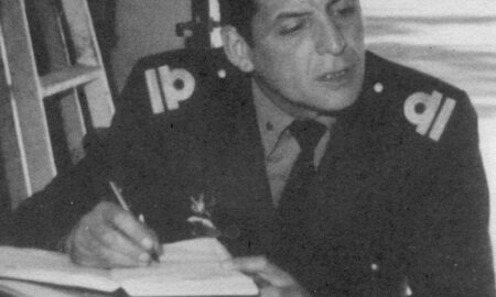 Giachino En Maniobras Tomando Nota