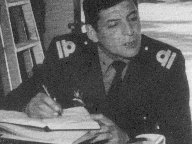 Giachino En Maniobras Tomando Nota