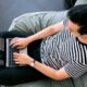 Hombre Usando Computadora En Casa