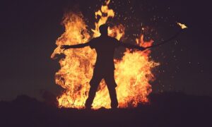 Hombre Frente Al Fuego