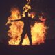 Hombre Frente Al Fuego