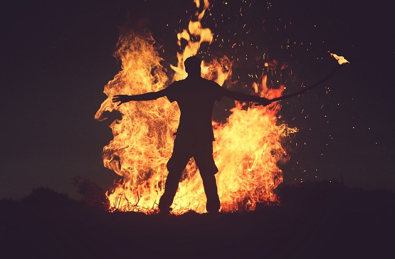 Hombre Frente Al Fuego