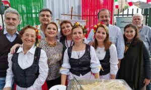 Integrantes De La Unione Siciliana Del Paraguay En La Fiesta Italiana 2019