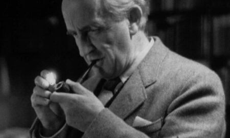 Tolkien Fumando Pipa