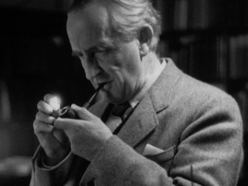 Tolkien Fumando Pipa