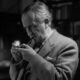 Tolkien Fumando Pipa