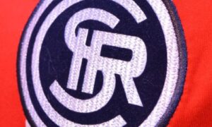 Independiente Escudo Original Sobre Camiseta Tricolor
