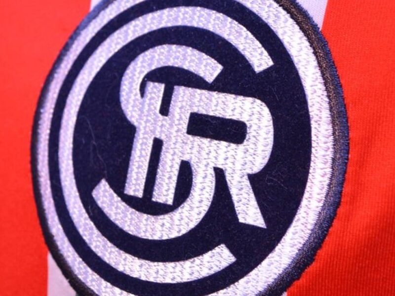 Independiente Escudo Original Sobre Camiseta Tricolor