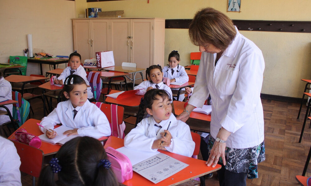 Aula Con Alumnos Y Maestra