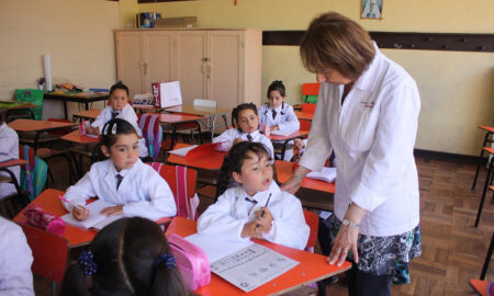 Aula Con Alumnos Y Maestra