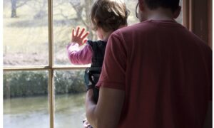 Fotografía Padre E Hijo Mirando Por La Ventana