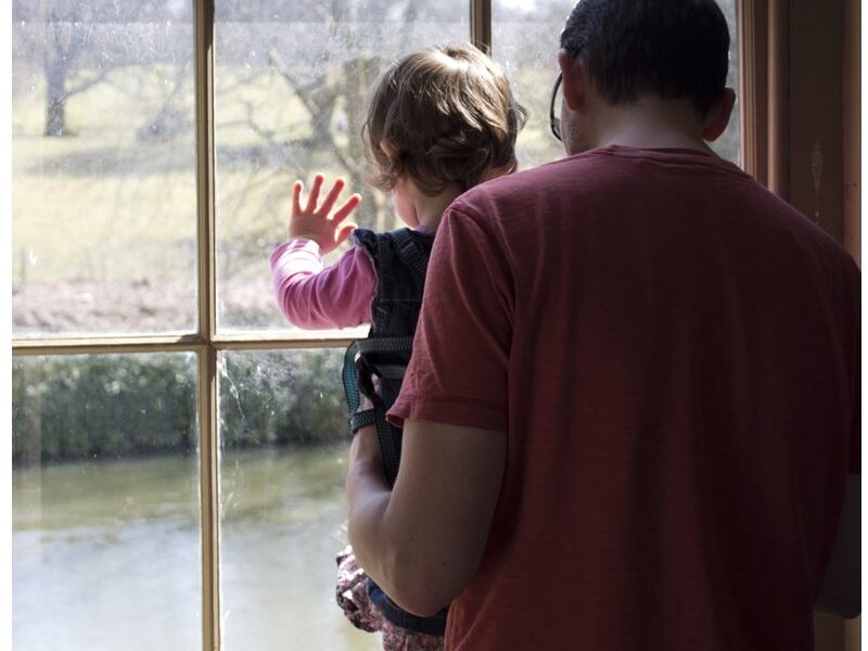 Fotografía Padre E Hijo Mirando Por La Ventana
