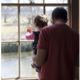 Fotografía Padre E Hijo Mirando Por La Ventana