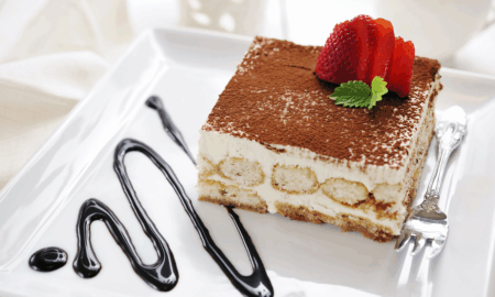 Tiramisu Decorado En Un Plato Con Frutillas