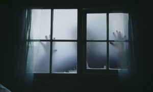 Manos En La Ventana