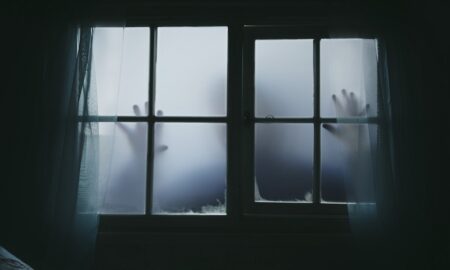 Manos En La Ventana