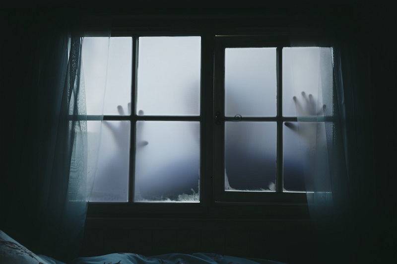 Manos En La Ventana