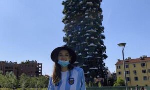 Valentina Con Edificio De Fondo