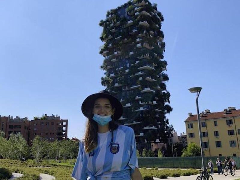 Valentina Con Edificio De Fondo