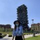 Valentina Con Edificio De Fondo