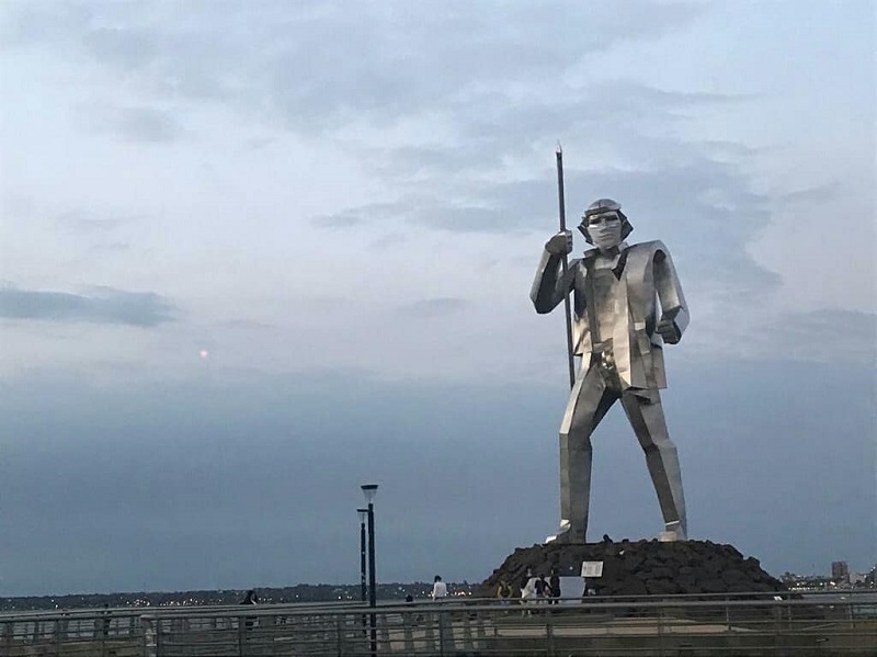 Monumento En Costanera De Posadas