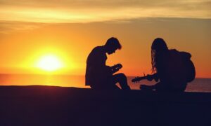 Musicos Tocando Guitarras