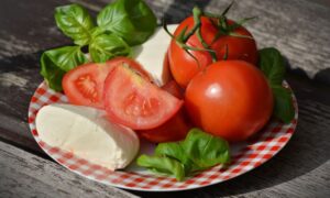 Tomates, Queso Y Albahaca