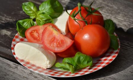 Tomates, Queso Y Albahaca
