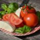 Tomates, Queso Y Albahaca