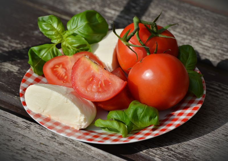 Tomates, Queso Y Albahaca