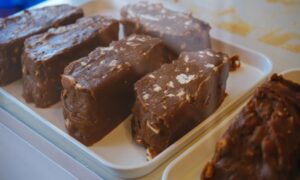 Salame De Chocolate Cortado En Trozos Para Servir